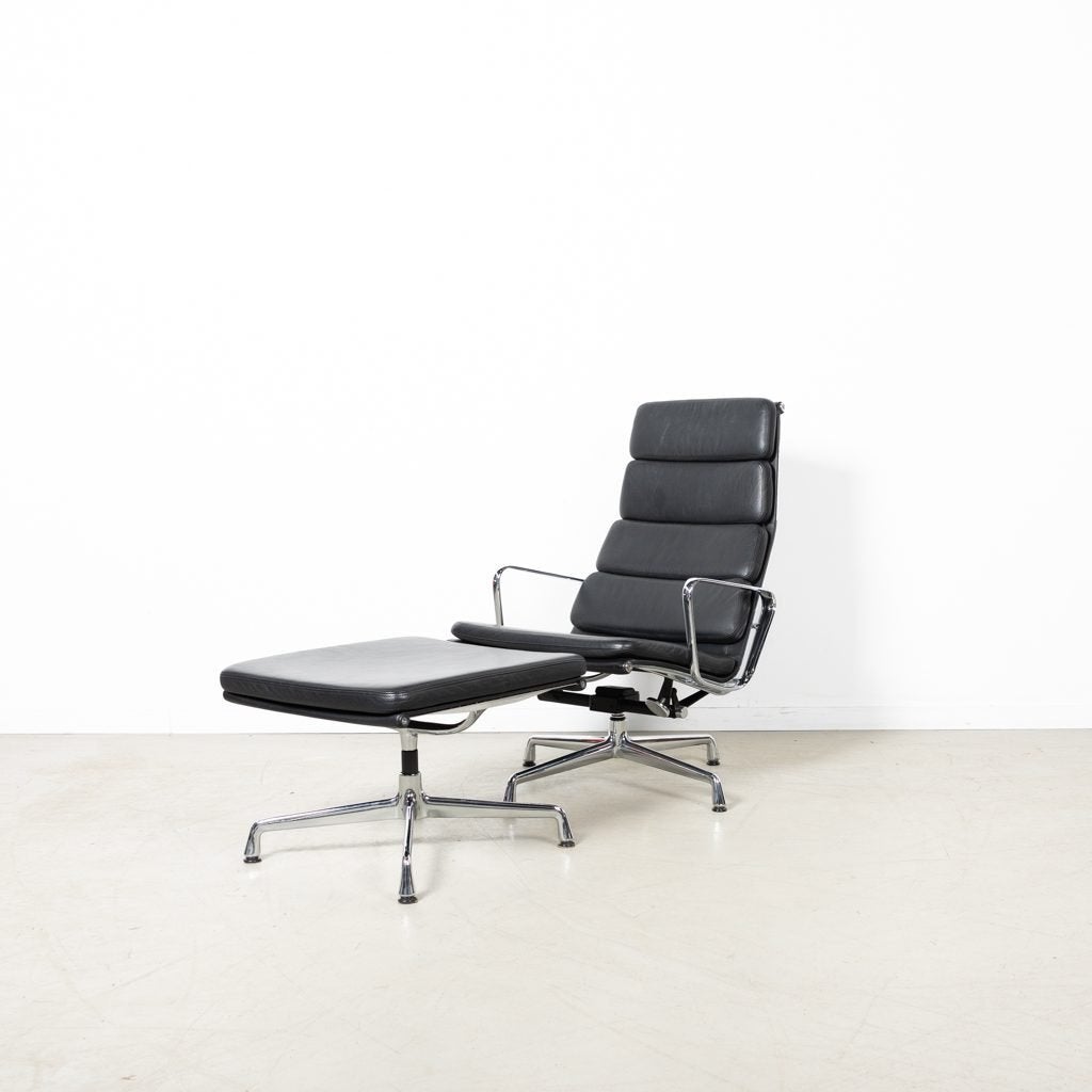 Vitra Eames EA 222 Fauteuil Zwart Leer + EA223 Hocker, Niet ingevuld, Zo goed als nieuw, Niet ingevuld, Niet ingevuld