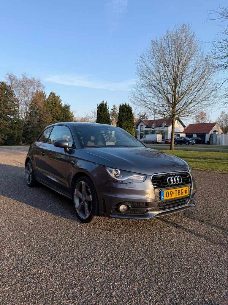 Audi A1 1.2 Tfsi dubbele S-line 63KW 2012 Grijs, Auto's, Audi, Euro 5, 86 pk, A1, Zwart