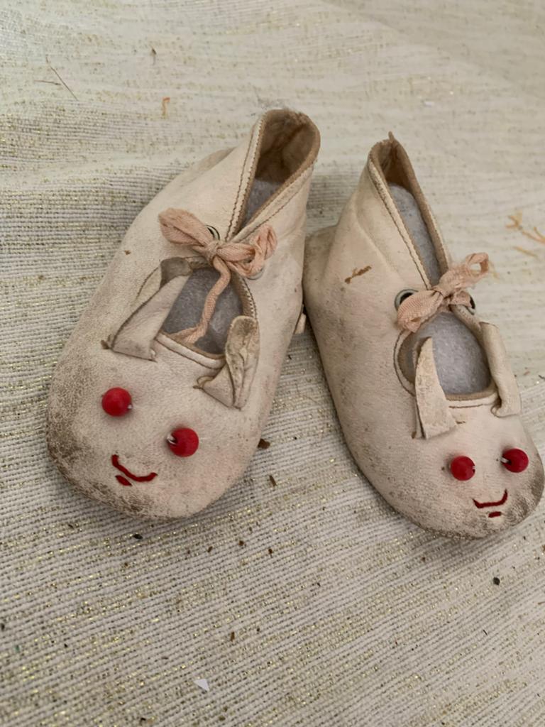 Antieke zeemleren babyschoentjes met gezichtje, Antiek en Kunst, Ophalen of Verzenden