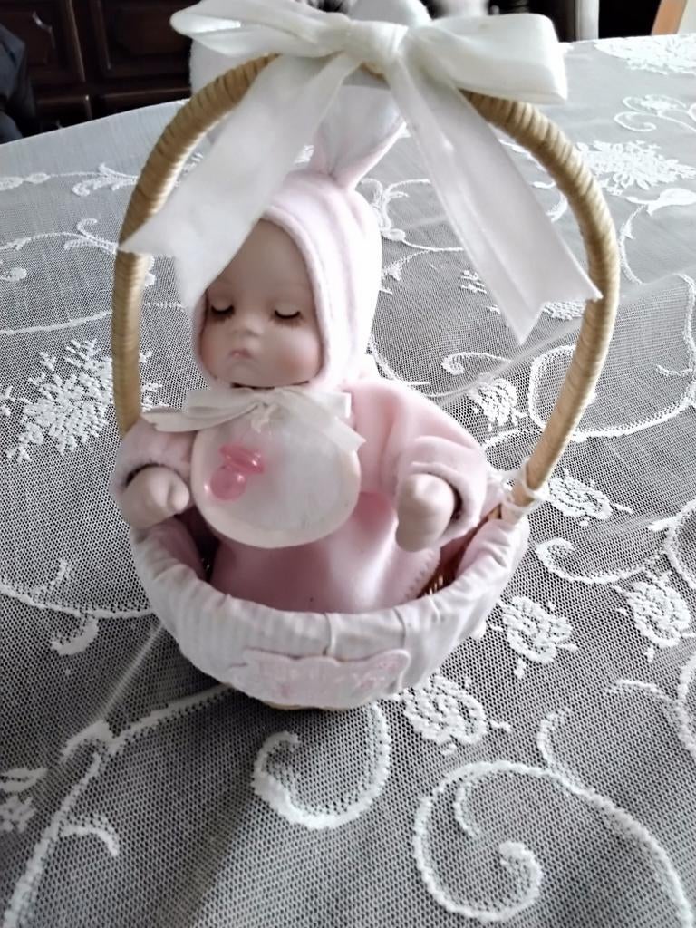 Speeldoos baby in zachte roze kleertjes, Verzamelen, Overige Verzamelen, Ophalen of Verzenden