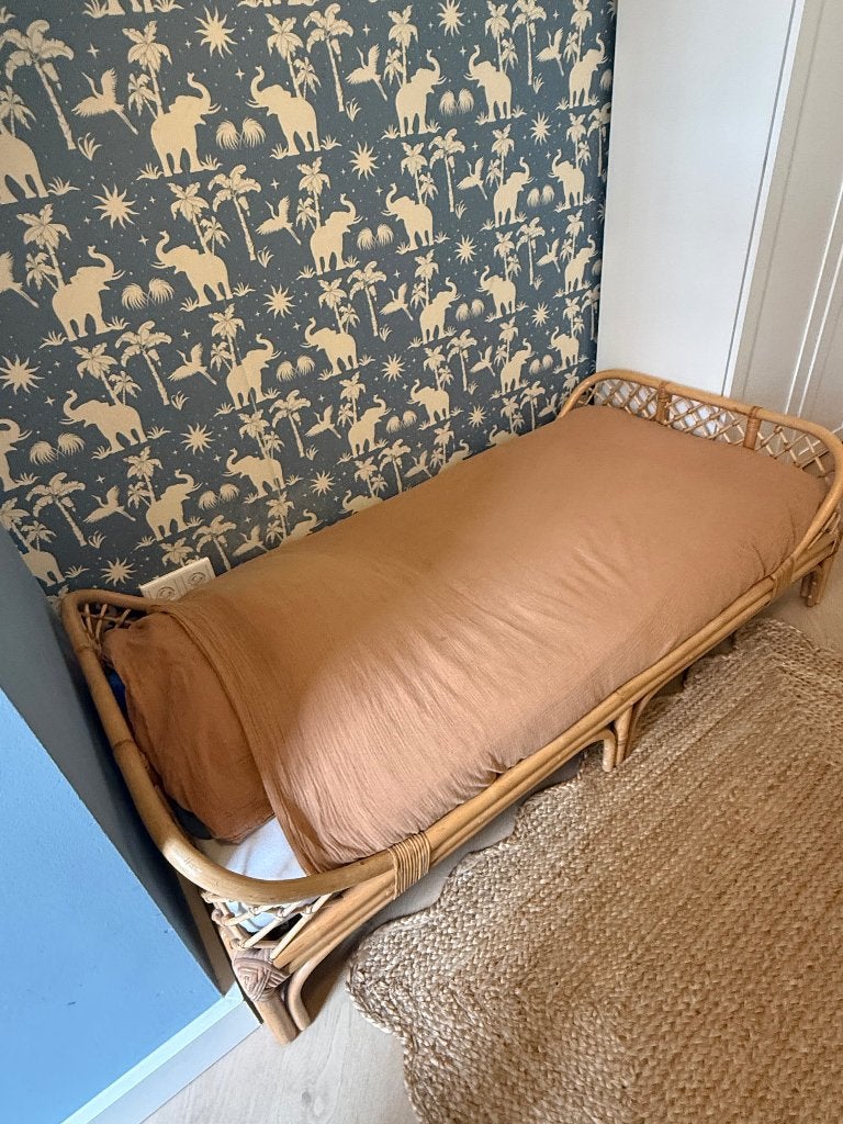 Rotan peuterbed + matras + deken + Petit Amelie beddengoed, Kinderen en Baby's, Kinderkamer | Bedden, 70 tot 85 cm, Zo goed als nieuw