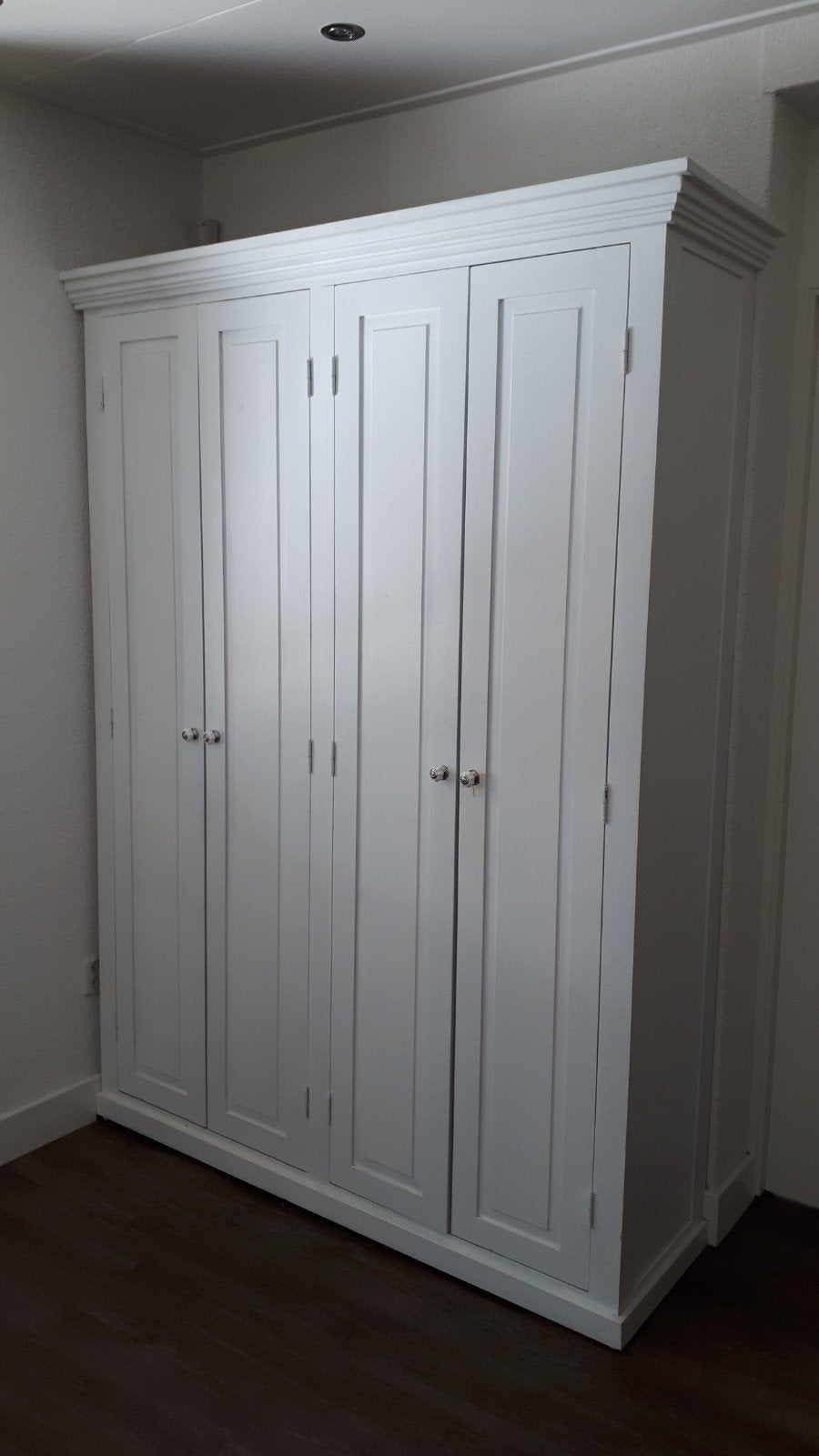 Mooie witte handgemaakte vintage legkast met 4 deuren, Ophalen, 200 cm of meer, 150 tot 200 cm, Klassiek, Tijdloos