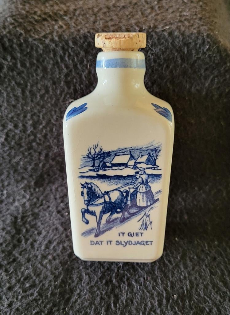 Delftsblauw Fries likeurflesje - Winters tafereel, Antiek en Kunst, Ophalen of Verzenden