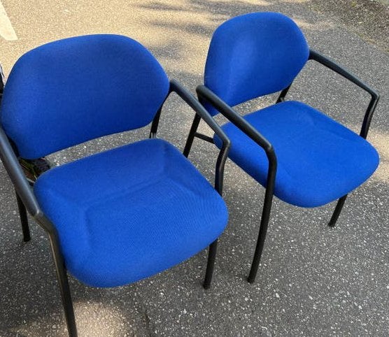 4x blauwe Ahrend stoelen met armleuningen, Huis en Inrichting, Gebruikt, Twee, Blauw, Ophalen of Verzenden
