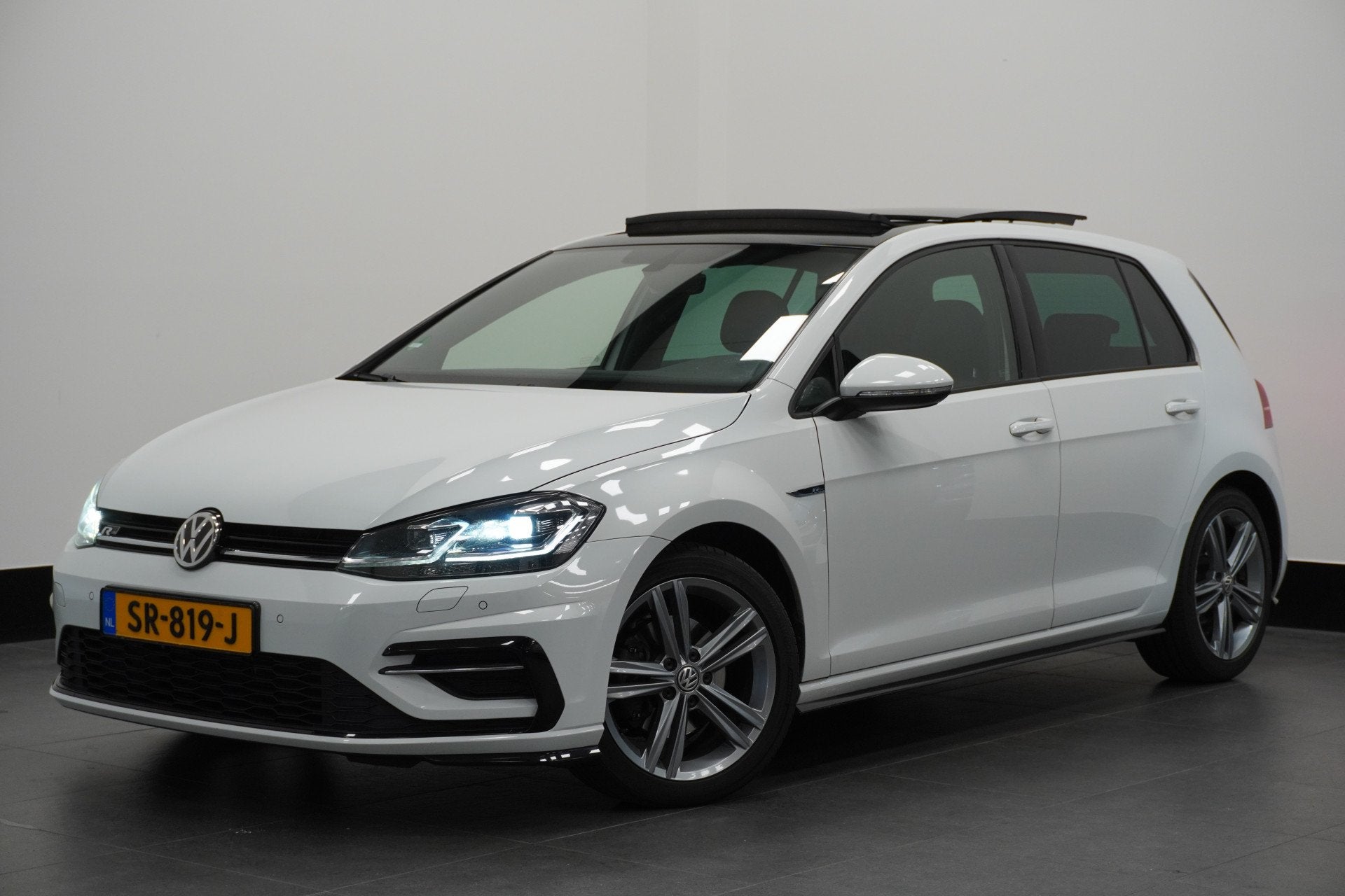Volkswagen Golf 1.5 TSI 150PK Highline Business R-line Autom, Auto's, Euro 6, 4 cilinders, 150 pk, Wit