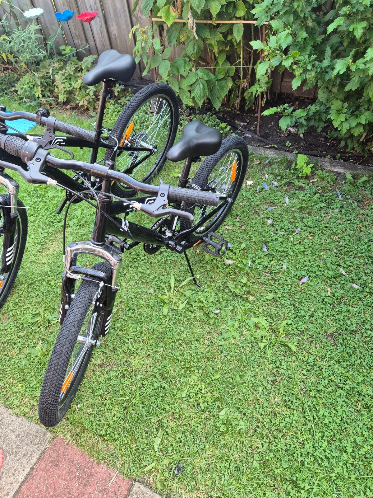 Zwarte kinderfietsen - 2 stuks, zo goed als nieuw, Fietsen en Brommers, Fietsen | Kinderfietsjes, Ophalen, 20 inch of meer, Zo goed als nieuw