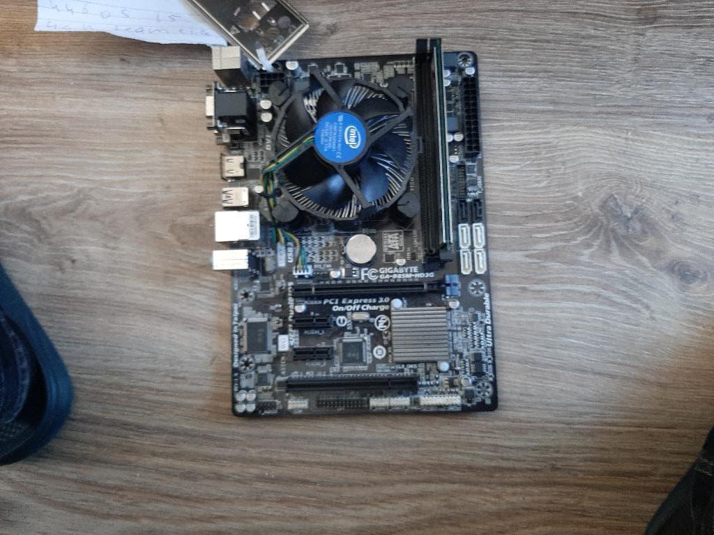 Gigabyte intel moederbord incl intel i5 processor, Ophalen, DDR3, Zo goed als nieuw, Micro-ATX