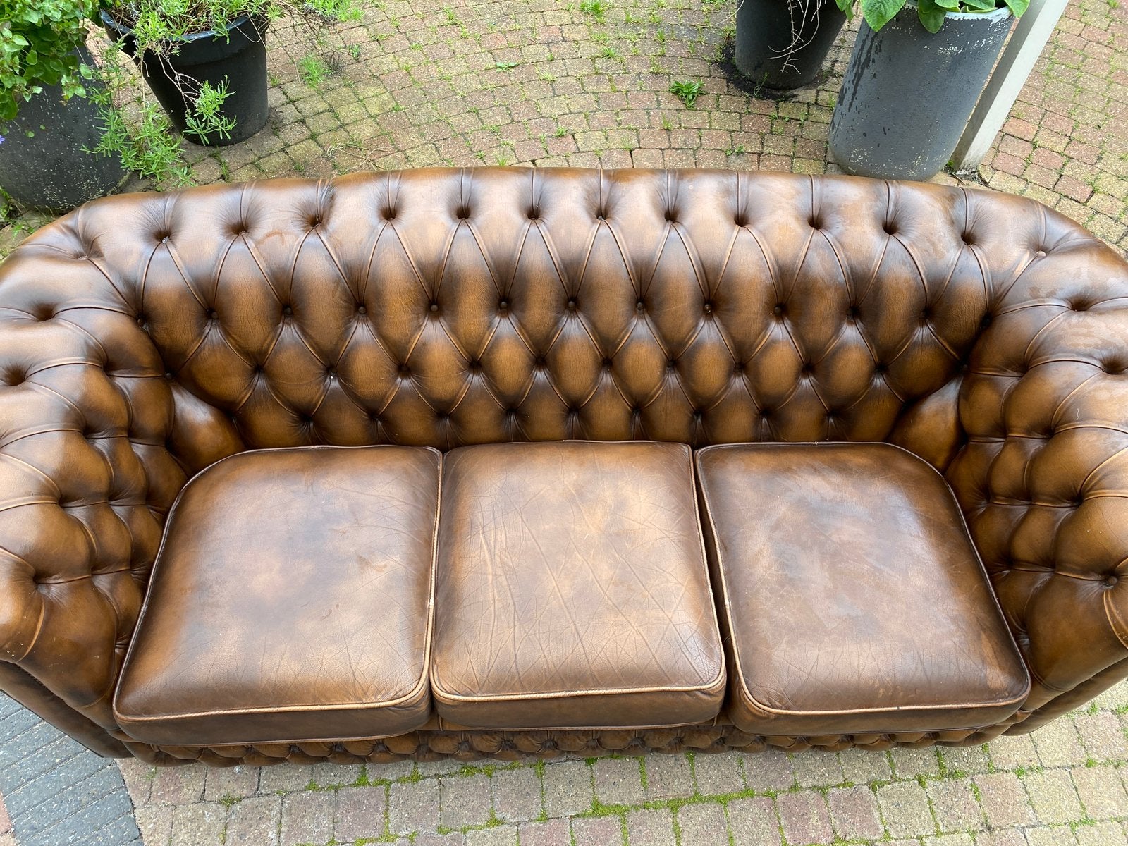 Chesterfield 3-zits bank, Huis en Inrichting, Banken | Bankstellen, Ophalen, Chesterfield, cognac kleurig, Zo goed als nieuw, 200 tot 250 cm