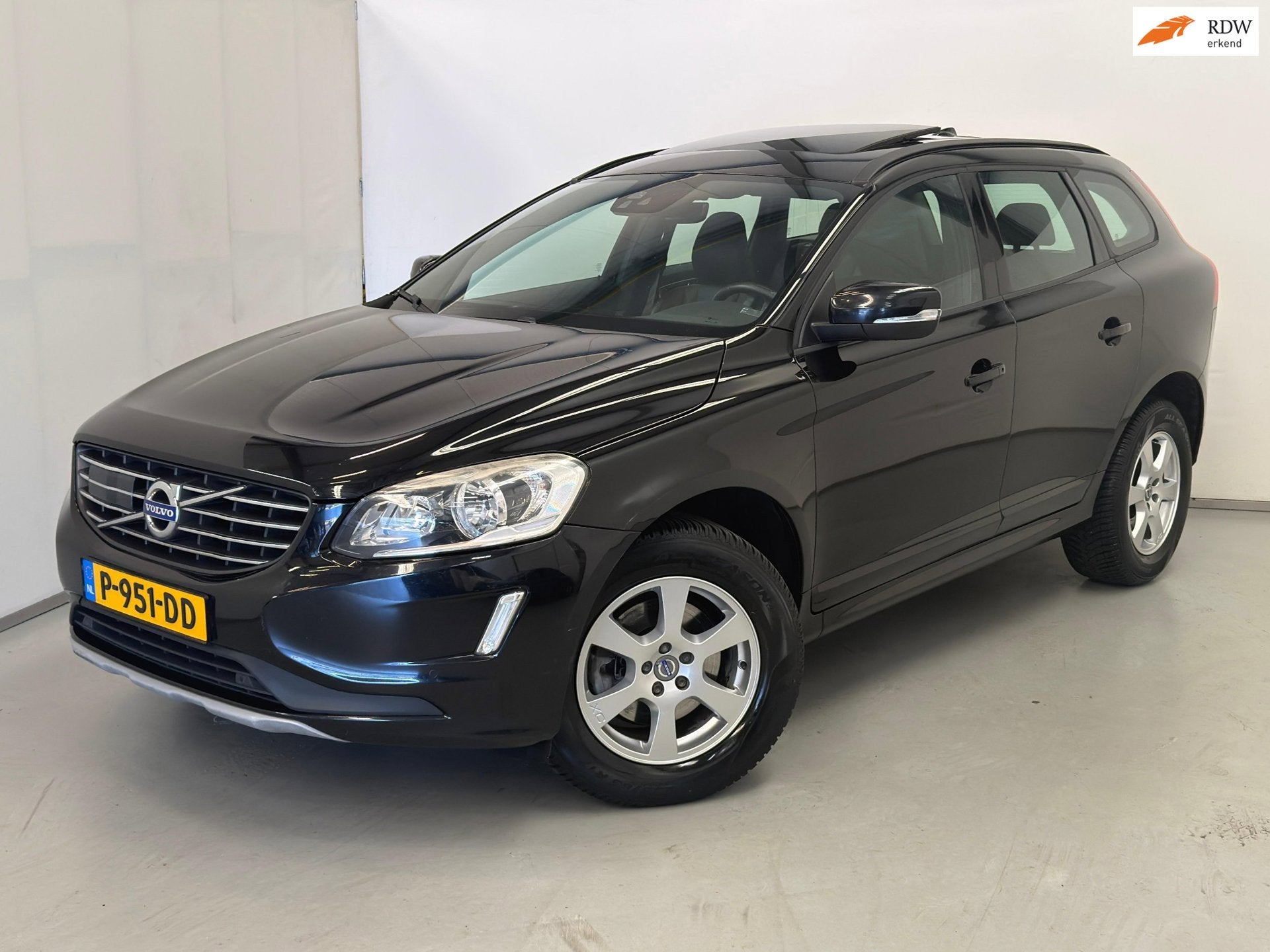 Volvo XC60 2.0 D3 FWD / BTW / Pano / Leder / BLIS / Stoelver, Auto's, Voorwielaandrijving, 4 cilinders, Zwart, Leder
