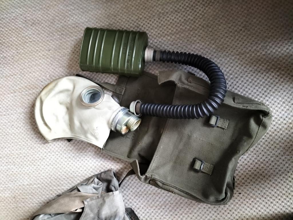 Diverse legerdump spullen incl. Sovjet gasmasker, Verzamelen, Militaria | Algemeen, Landmacht, Nederland, Ophalen