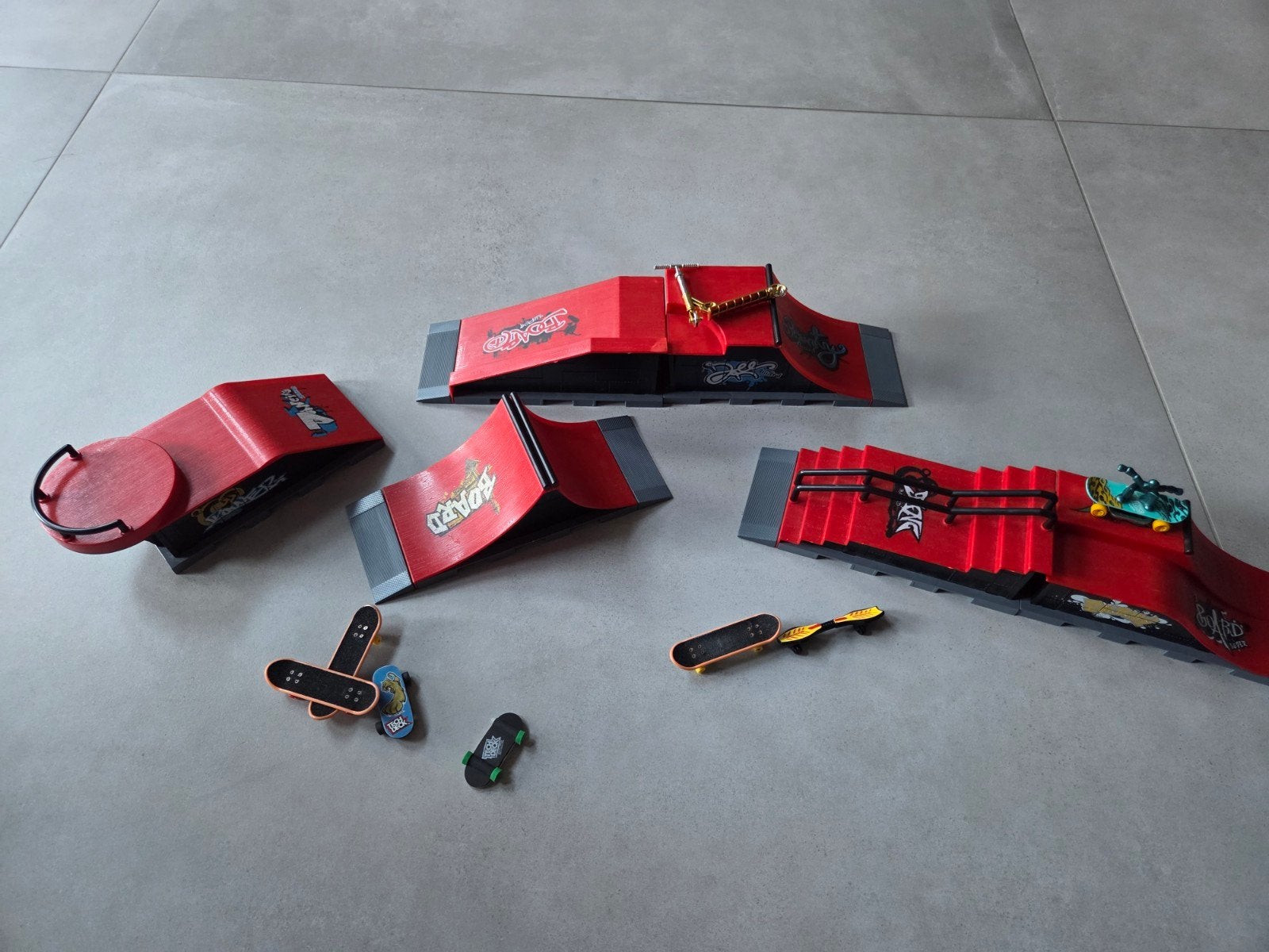 Super toffe vinger skatebaan met schansen en skateboards, Ophalen of Verzenden, Gebruikt, Jongen of Meisje