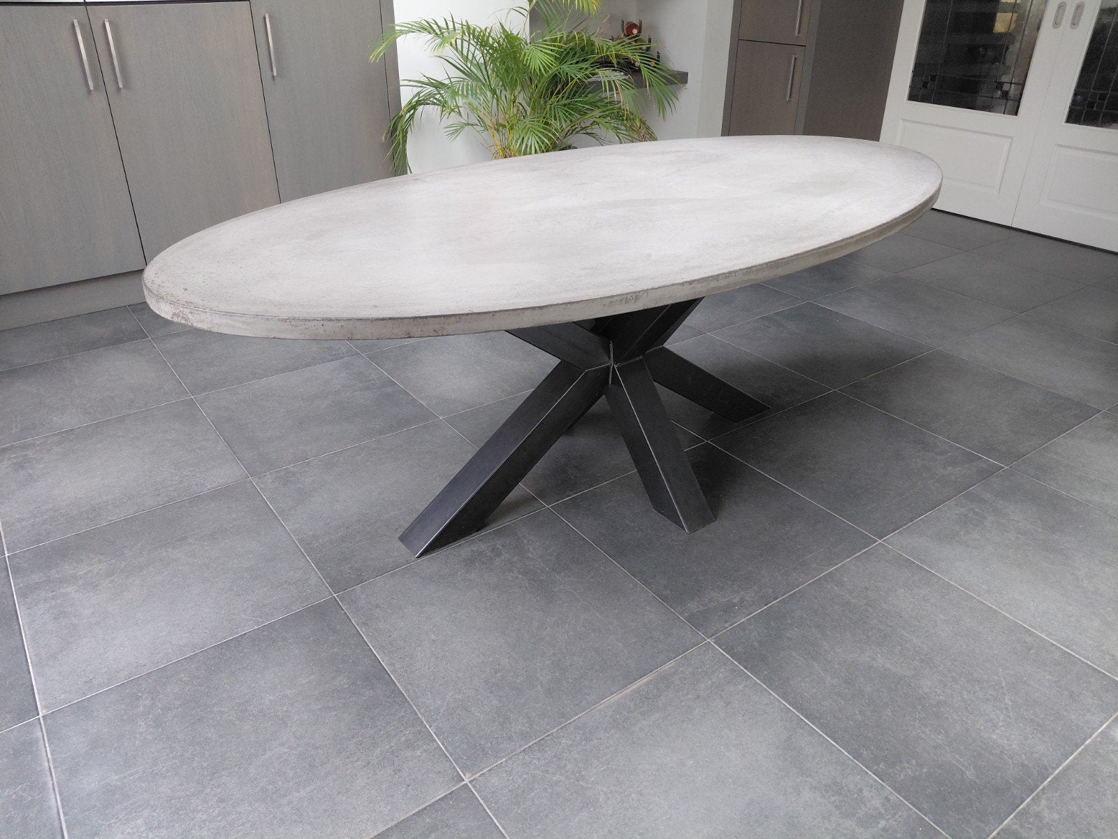 Ovale betonlook eettafel, Ophalen, Gebruikt, 100 tot 150 cm, 200 cm of meer