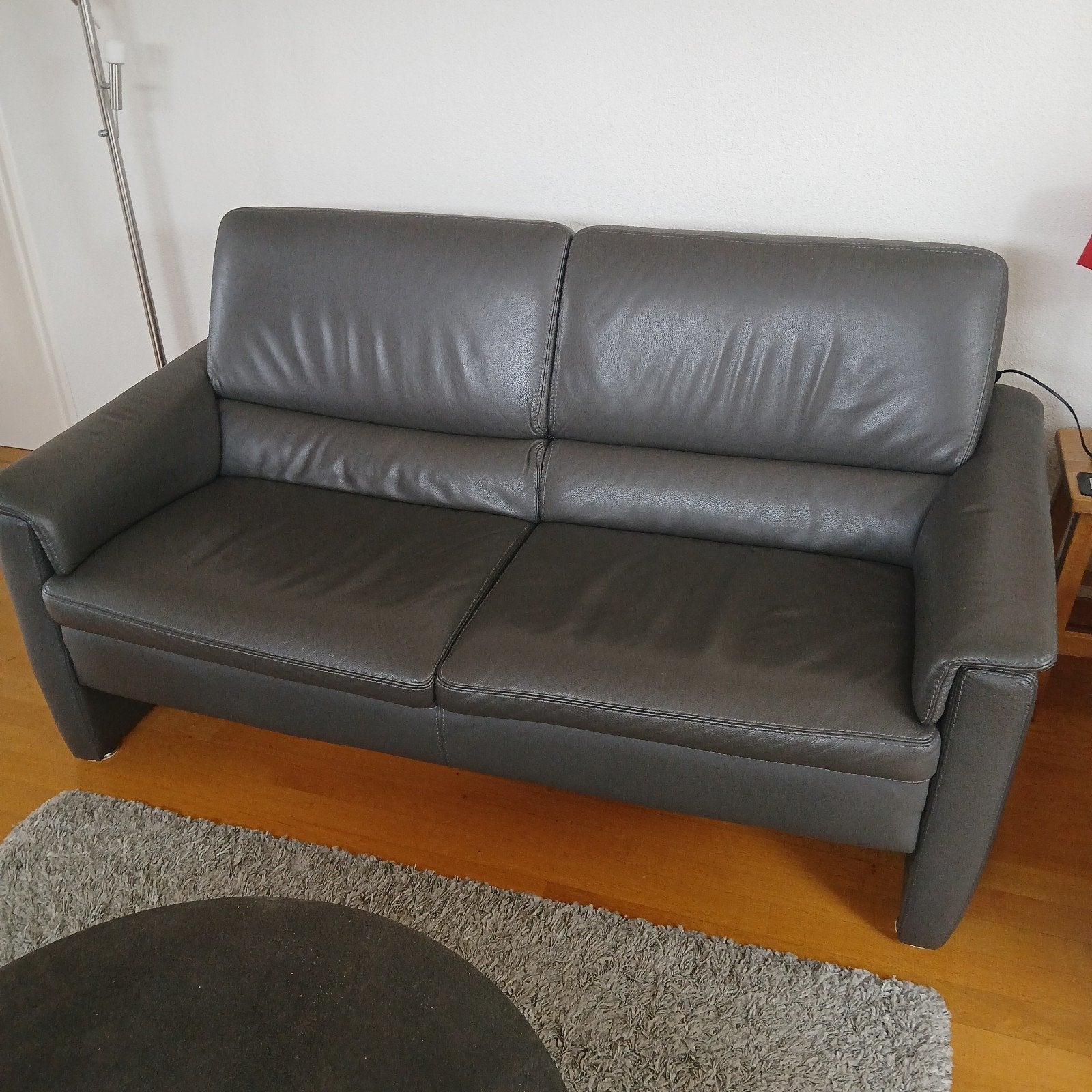 Grijze leren tweezitsbank af te halen., Ophalen, Gebruikt, Minder dan 75 cm, Tweepersoons