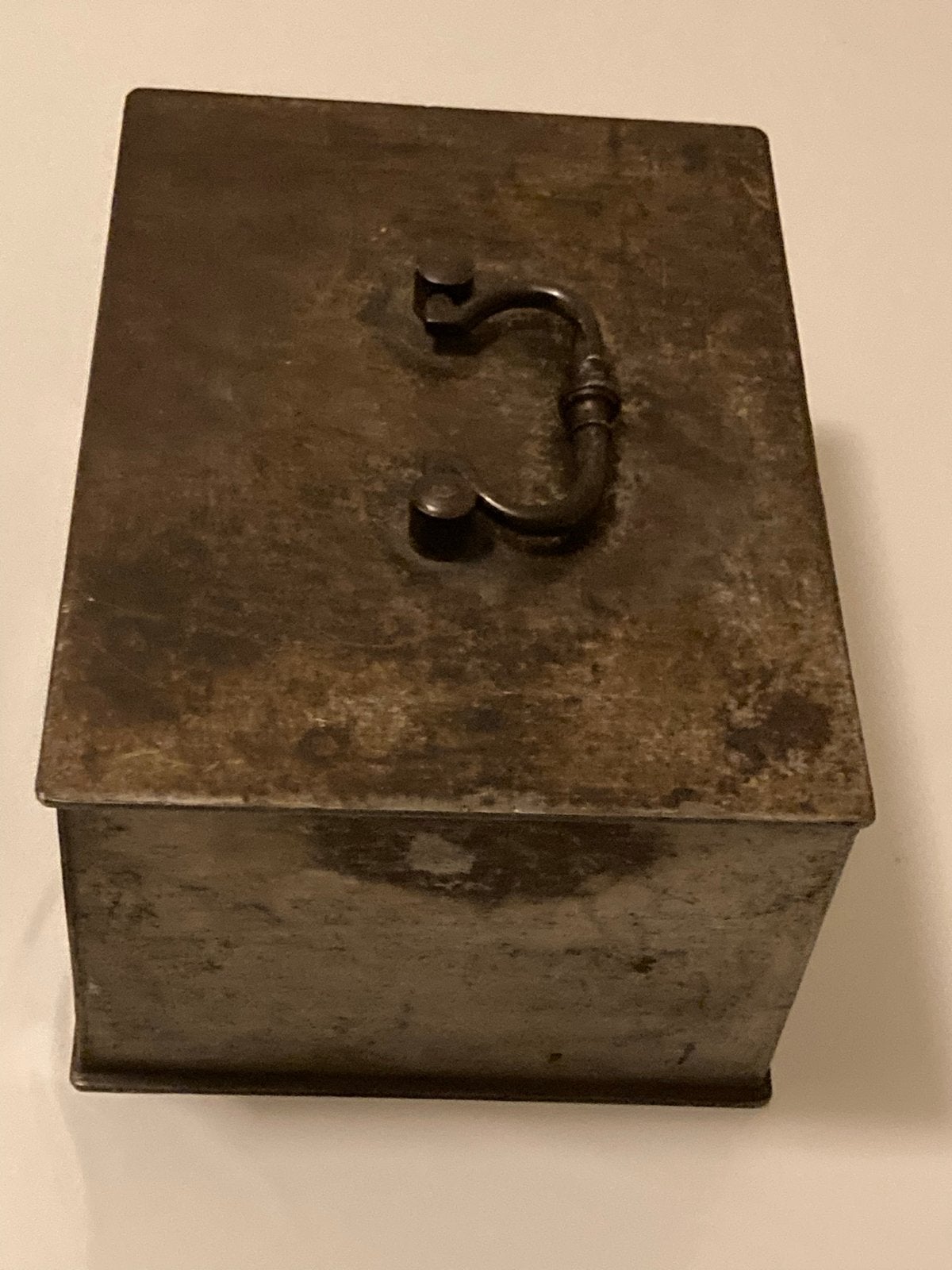 Antieke metalen geldkist met sleutel, Ophalen
