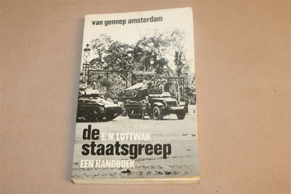 De Staatsgreep Handboek — Luttwak Strategie & Politiek 1969, Boeken, Ophalen of Verzenden, Gelezen, Politiek en Staatkunde, Nederland