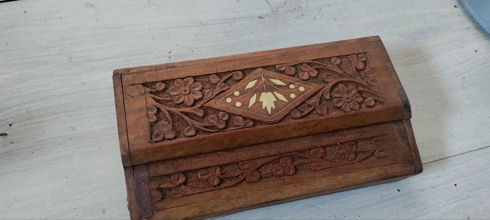 Handgesneden houten pennendoosje met rood fluweel, Ophalen of Verzenden