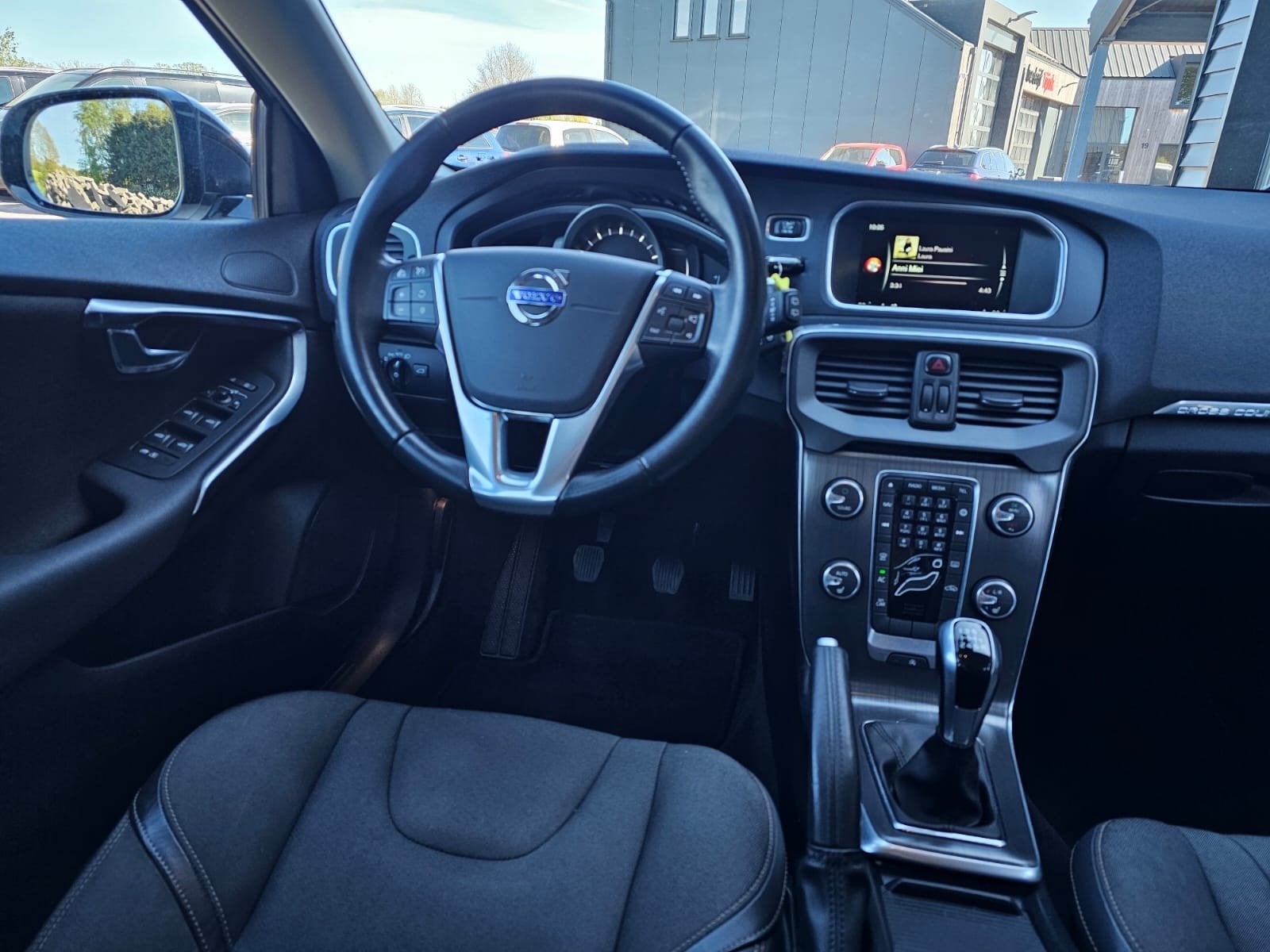 Volvo V40 Cross Country 2.0 T3 Momentum | Xenon | Trekhaak |, Auto's, Voorwielaandrijving, Stof, Gebruikt, Euro 6