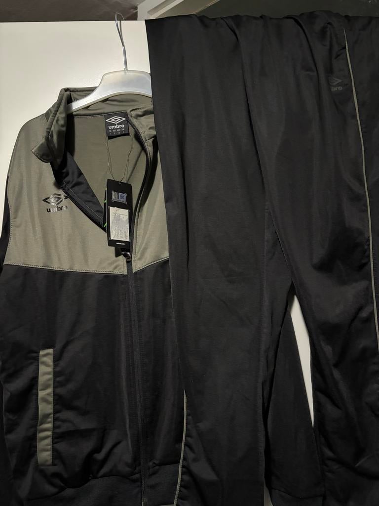 Umbro Trainingspak - Nieuw met labels - Maat S, Kleding | Heren, Sportkleding, Zwart, Nieuw, Ophalen of Verzenden, Algemeen