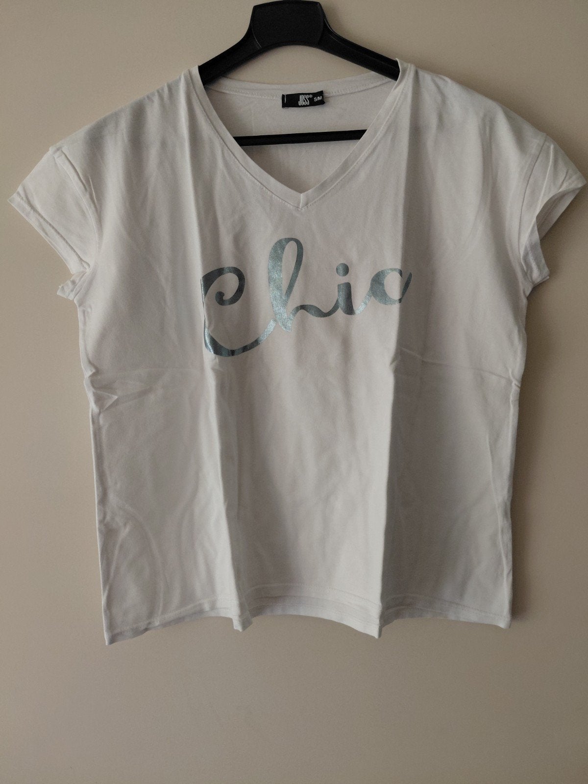 Wit T-shirt met 'Chic' opdruk - Maat S/M, Kleding | Dames, Wit, Ophalen of Verzenden, Zo goed als nieuw, Korte mouw