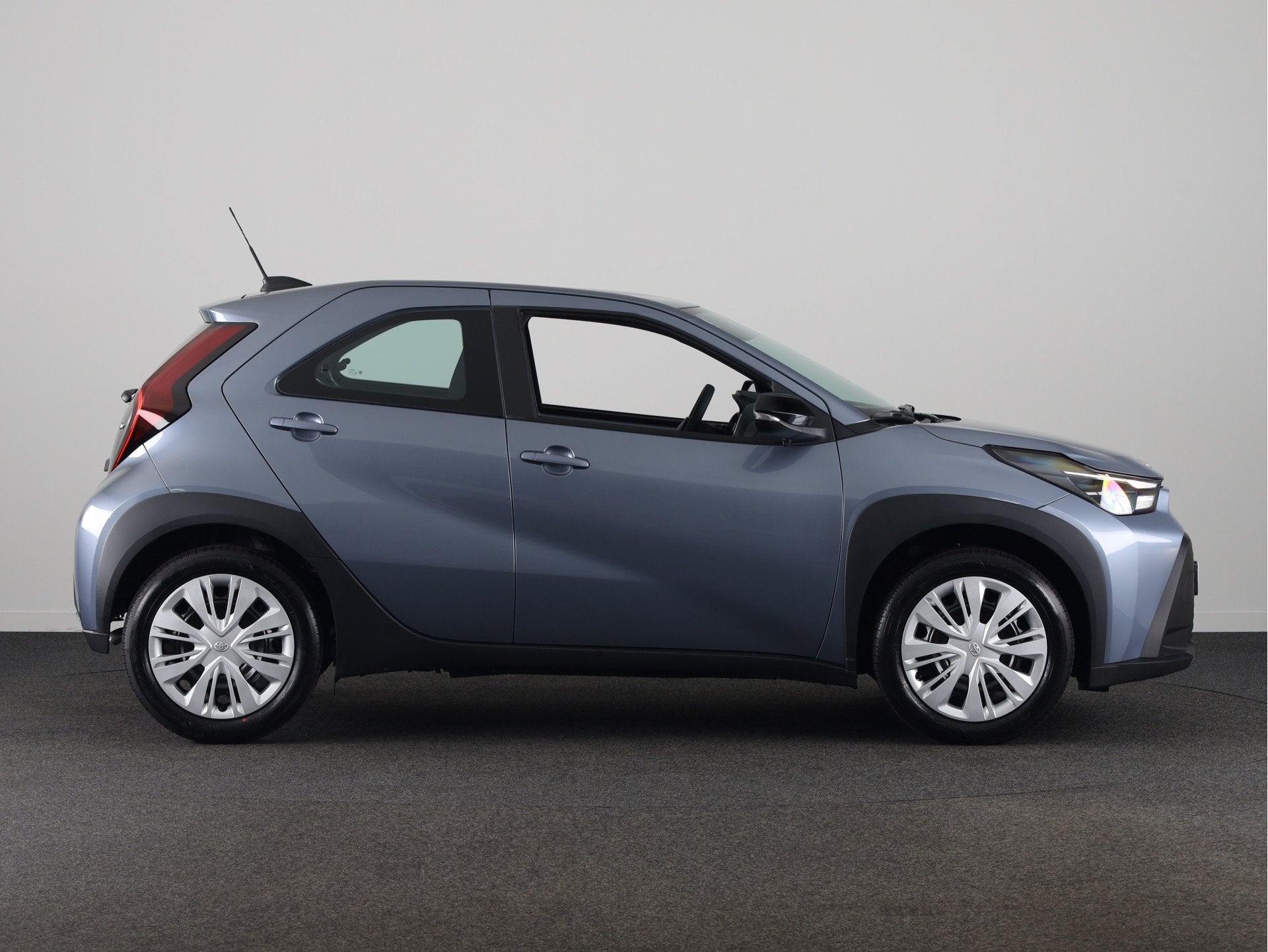 Toyota Aygo X Hybrid 115 play *NIEUW* | Direct leverbaar! |, Stof, Zwart, 4 stoelen, 116 pk