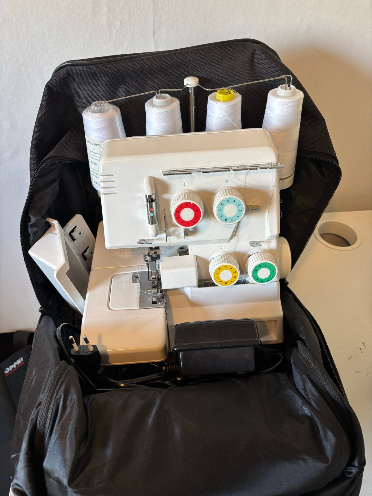 Medion Overlock Naaimachine met Toebehoren en Tas, Hobby en Vrije tijd, Ophalen, Zo goed als nieuw, Lockmachine, Overige merken