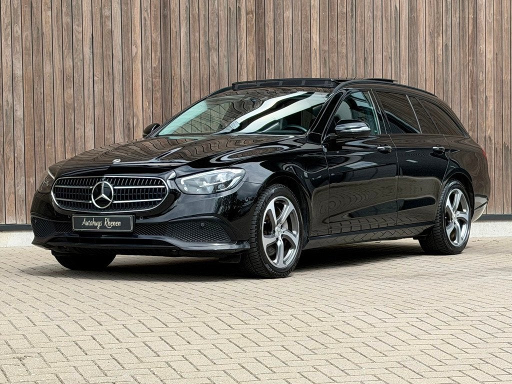 Mercedes-Benz E-klasse Estate 300 e Luxury Line / Pano /, Auto's, Mercedes-Benz, Achterwielaandrijving, Zwart, 4 cilinders, 320 pk