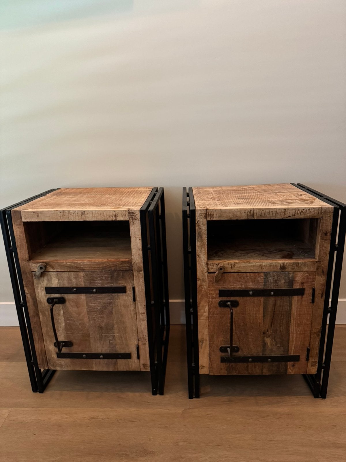 Nachtkastjes 2 stuks. Industrieel, Huis en Inrichting, Slaapkamer | Nachtkastjes, Ophalen, Gebruikt, Minder dan 45 cm, Minder dan 55 cm