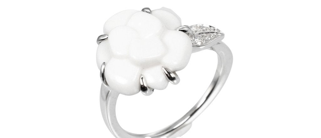 Chanel Camélia ring in 18k witgoud met diamant en chalcedoon, Sieraden, Tassen en Uiterlijk, Wit, Ophalen of Verzenden, Zo goed als nieuw