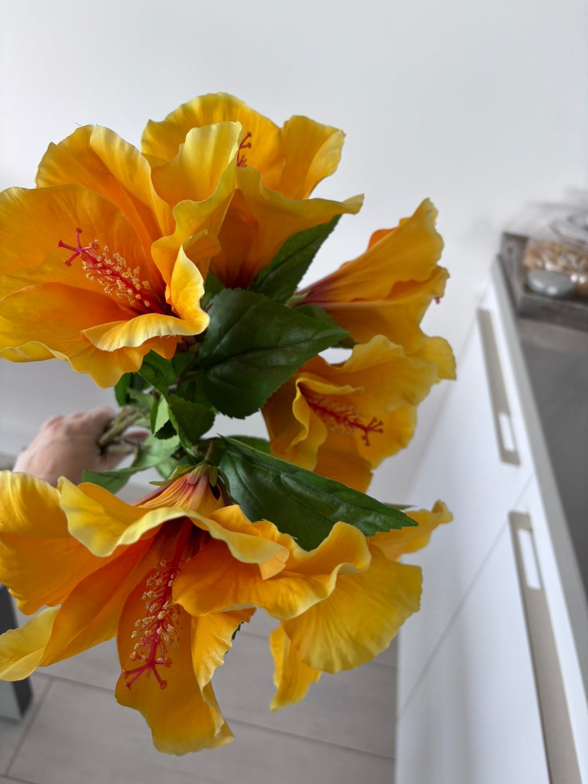 6 Kunstbloemen - hibiscus (?), Ophalen of Verzenden, Kunstbloem, Geel, Binnen