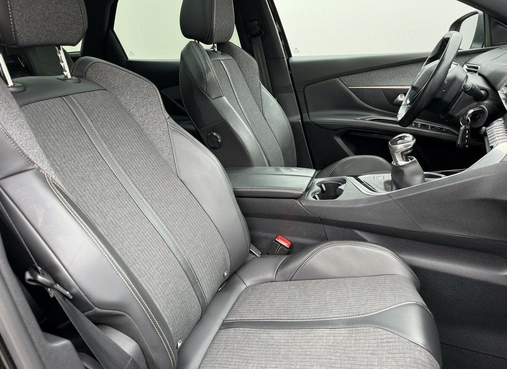 Peugeot 3008 130pk PT GT Line, Pano | Camera | CarPlay, Auto's, Peugeot, Gebruikt, 1199 cc, Leder en Stof, Zwart