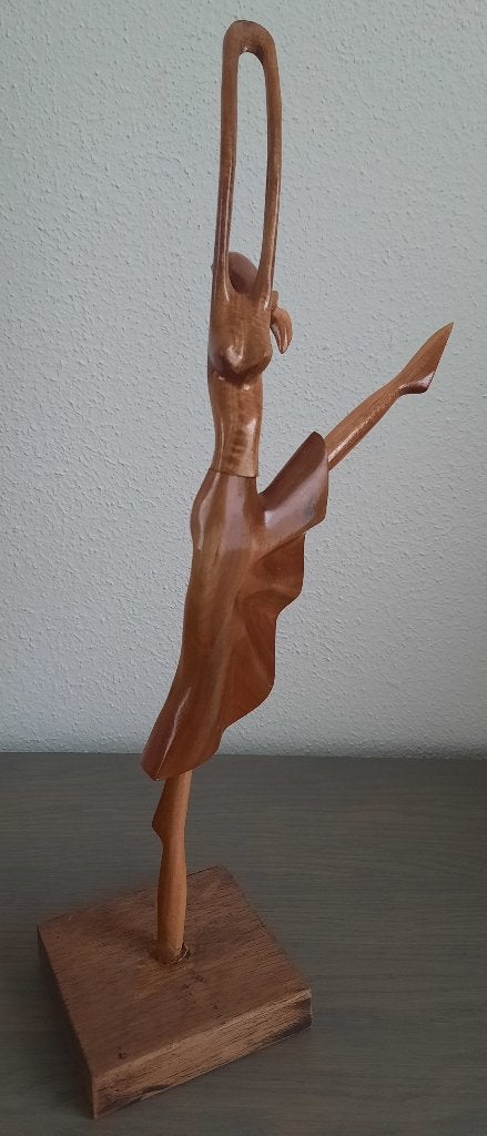 Houten beeldje van een danseres op sokkel, Houtsnijwerk, Ophalen of Verzenden, 20 - 50 cm, Hout