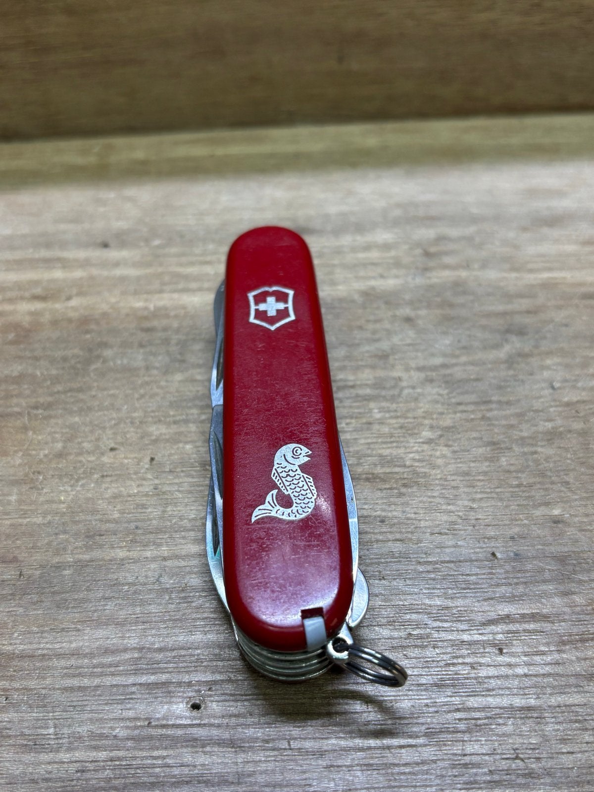 Victorinox Fisherman Zwitsers zakmes met vismotief, Caravans en Kamperen, Kampeergereedschap, Gebruikt, Ophalen of Verzenden