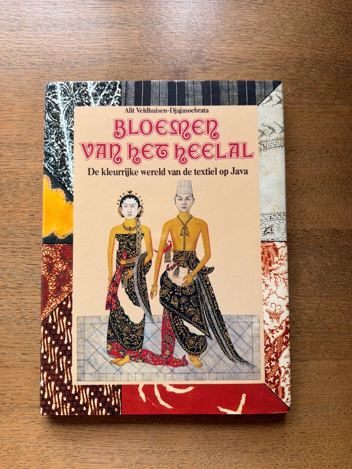 Bloemen van het heelal: De kleurrijke wereld van textiel op, Ophalen of Verzenden, Zo goed als nieuw, Overige onderwerpen