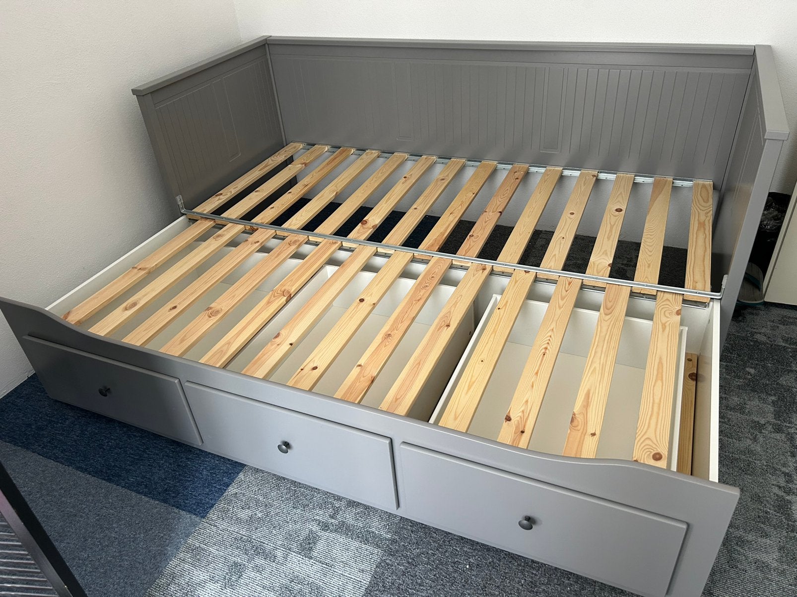 IKEA Hemnes bedbank met 3 lades incl. bijbehorende matrassen, Ophalen, Tweepersoons, Zo goed als nieuw, 80 cm