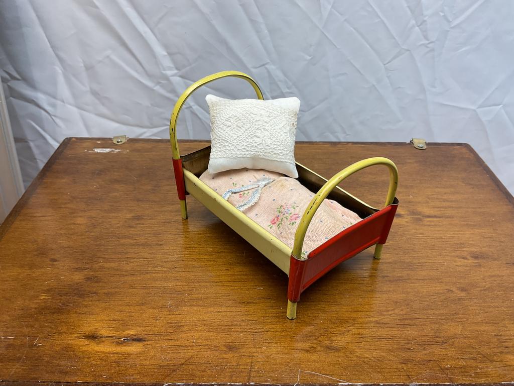 Oud blikken bedje voor poppenhuis, Verzamelen, Poppenhuizen en Toebehoren, Ophalen of Verzenden, Gebruikt, Decoratie