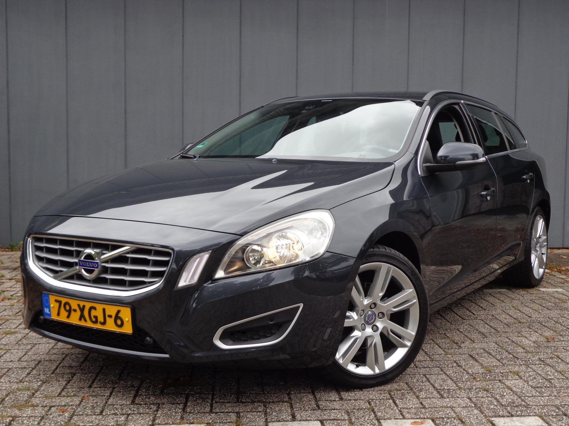 Volvo V60 1.6 T3 Momentum Echte DealerAuto&Onderhoud, Auto's, Voorwielaandrijving, Gebruikt, Zwart, 4 cilinders