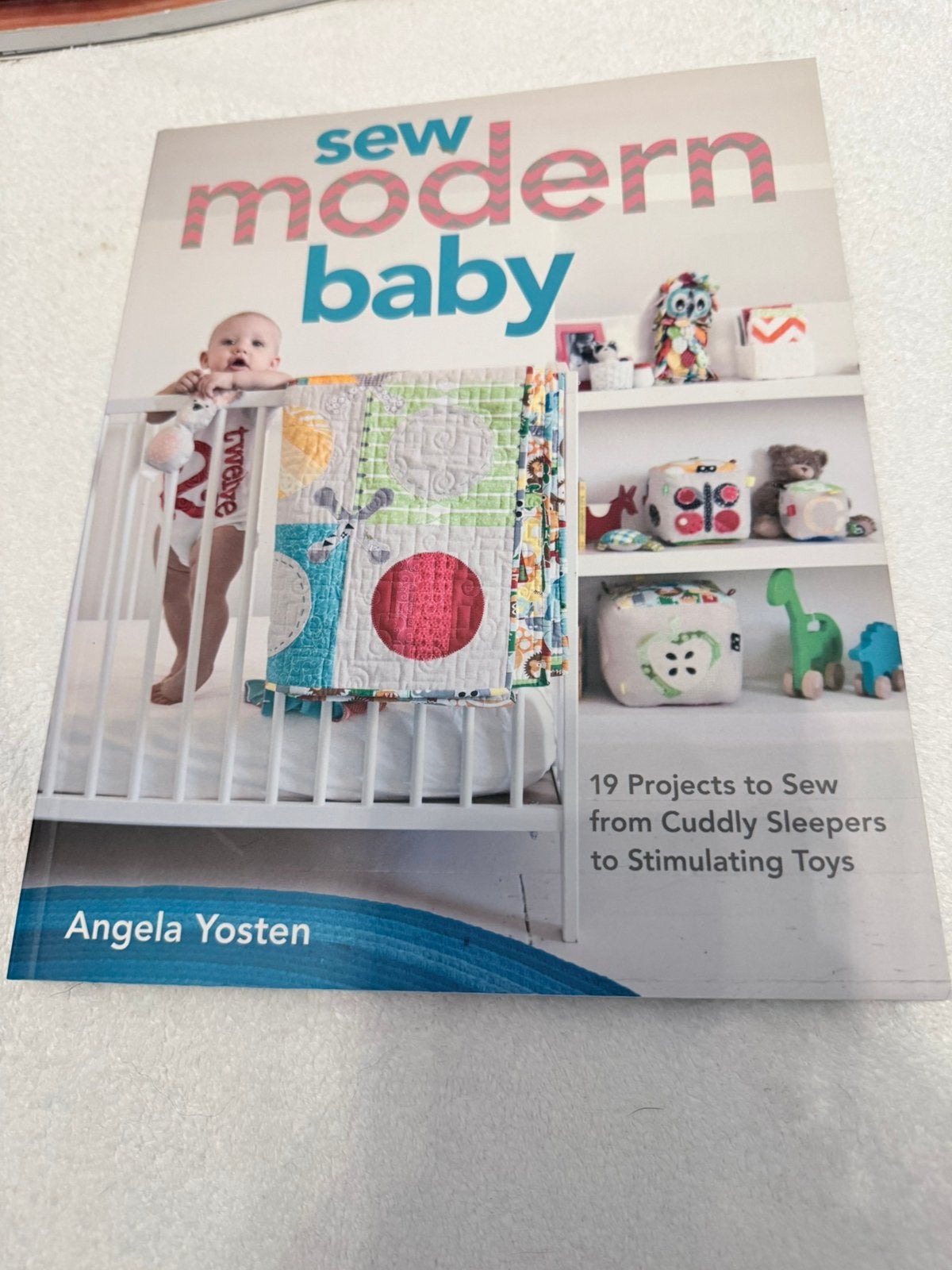 Sew modern baby 19 projects from cuddly sleepers and toys, Hobby en Vrije tijd, Kledingpatronen, Ophalen of Verzenden, Zo goed als nieuw