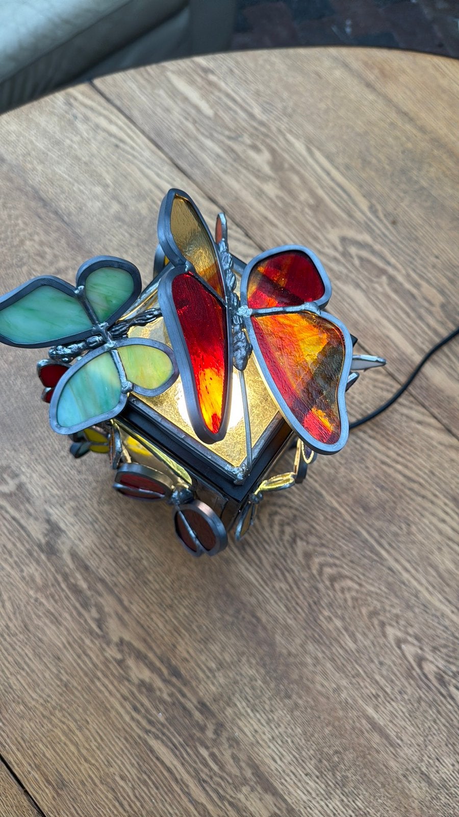 Bijzonder fraai staand glas in lood lampje met 14 vlinders, Ophalen of Verzenden