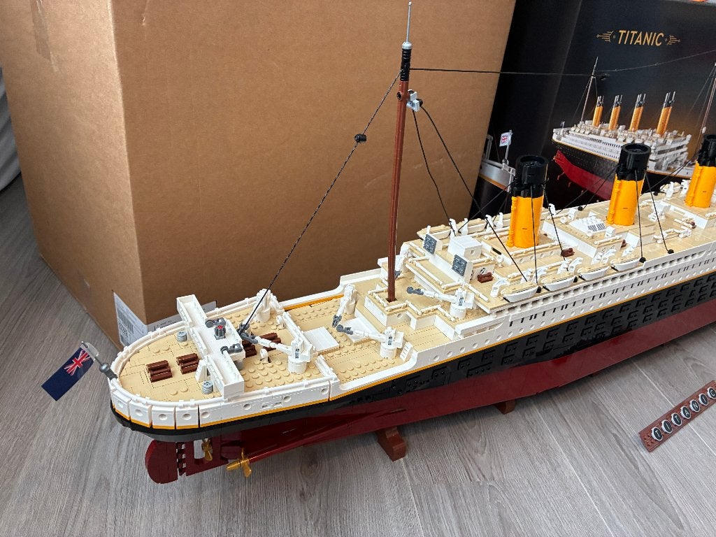 Foto 6 van Lego 10294 Sculptures Titanic met doos