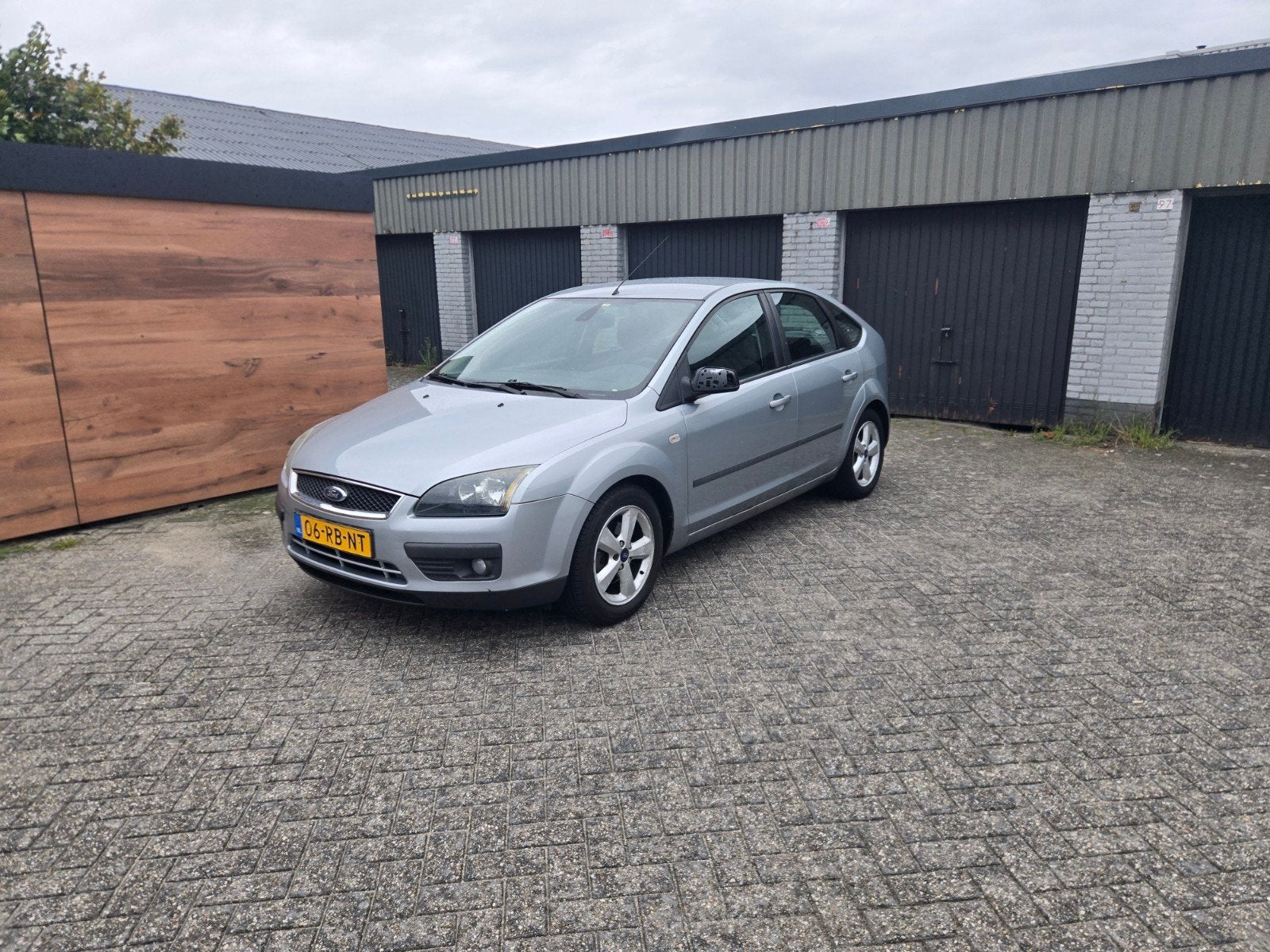 Ford Focus 1.6 74KW 5D 2005 Grijs, Auto's, 1596 cc, 15 km/l, 4 cilinders, 49 €/maand
