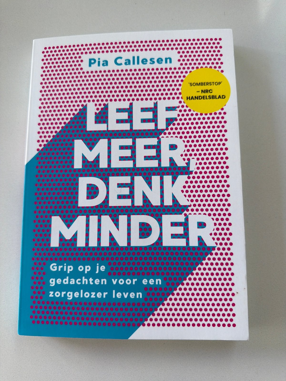 Pia Callesen - Leef meer, denk minder, Boeken, Ophalen of Verzenden, Zo goed als nieuw, Pia Callesen