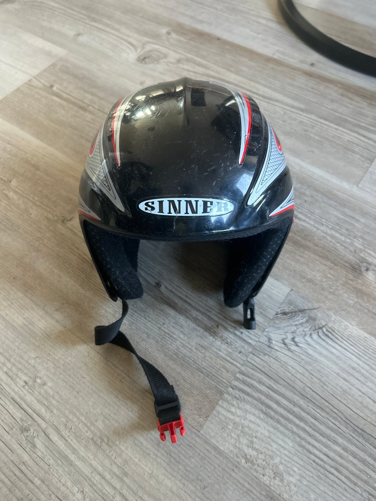 Sinner skihelm - Zwart met rode en zilveren accenten, Gebruikt, Overige typen, Skiën, Ophalen
