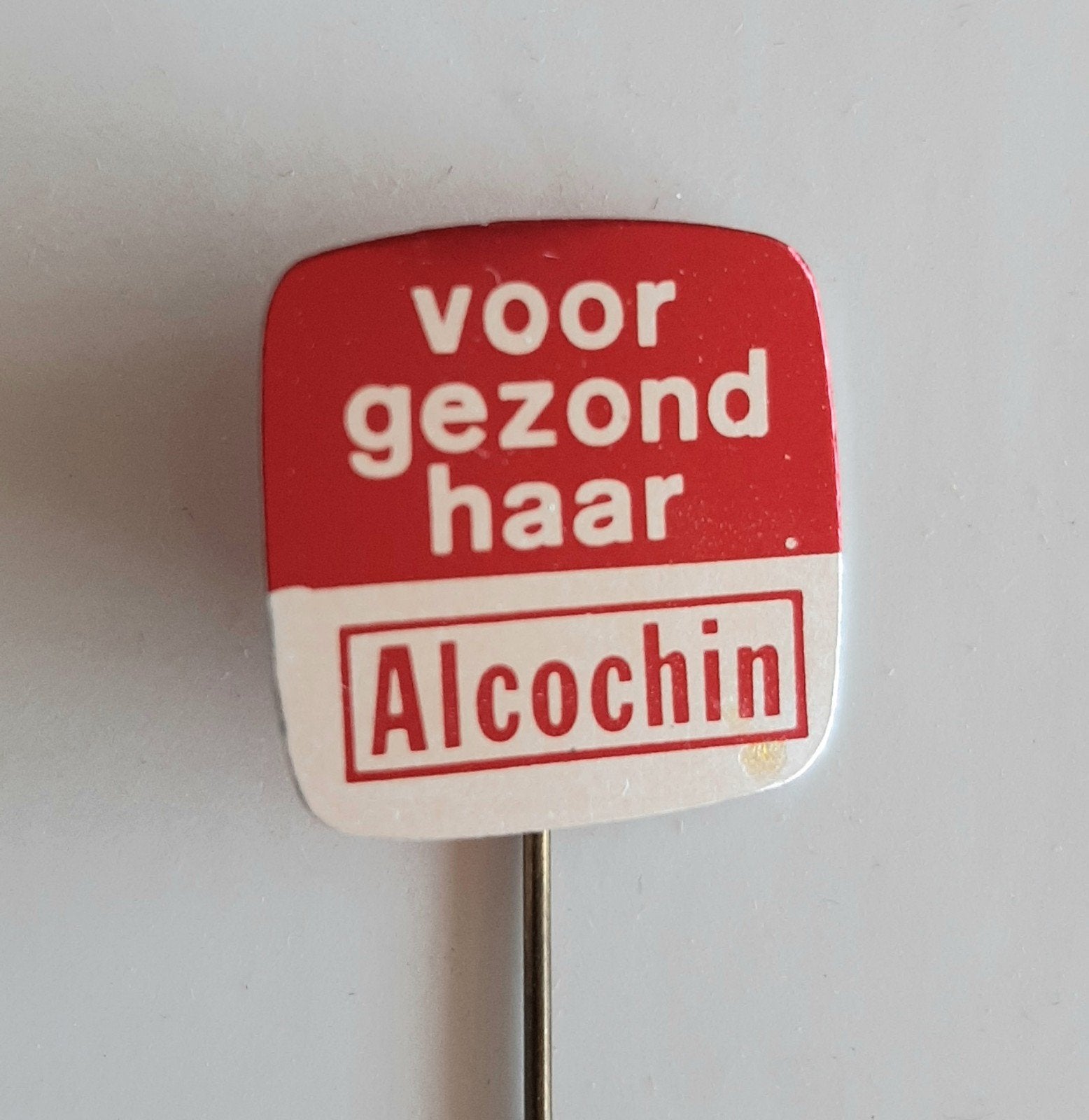 SPELDJE: ALCOCHIN -- VOOR GEZOND HAAR., Verzamelen, Verzenden, Gebruikt, Merk, Speldje of Pin