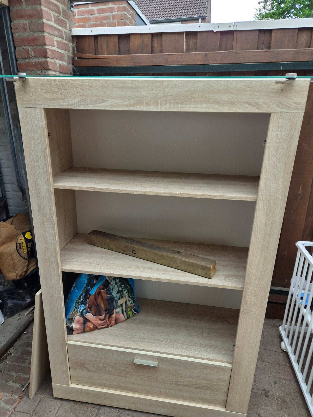 Gratis: 2 vitrine/kasten - 1 dicht, 1 open, 150 tot 200 cm, 25 tot 50 cm, Overige houtsoorten, Gebruikt