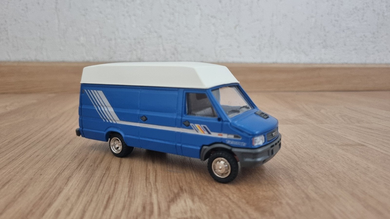 iveco Daily  old-cars 1:43, Ophalen of Verzenden, Zo goed als nieuw, Bus of Vrachtwagen, Overige merken