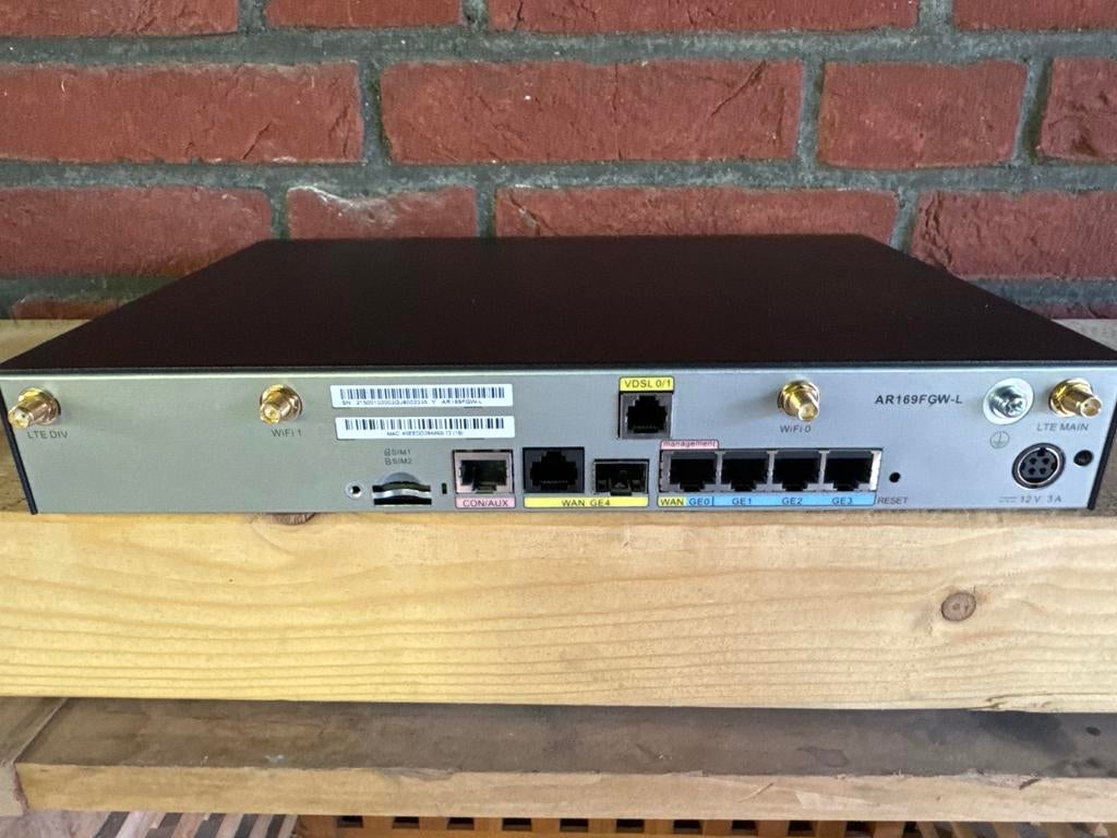 Huawei AR169FGW-L Router met modem, Computers en Software, Routers en Modems, Ophalen of Verzenden, Zo goed als nieuw, Router met modem