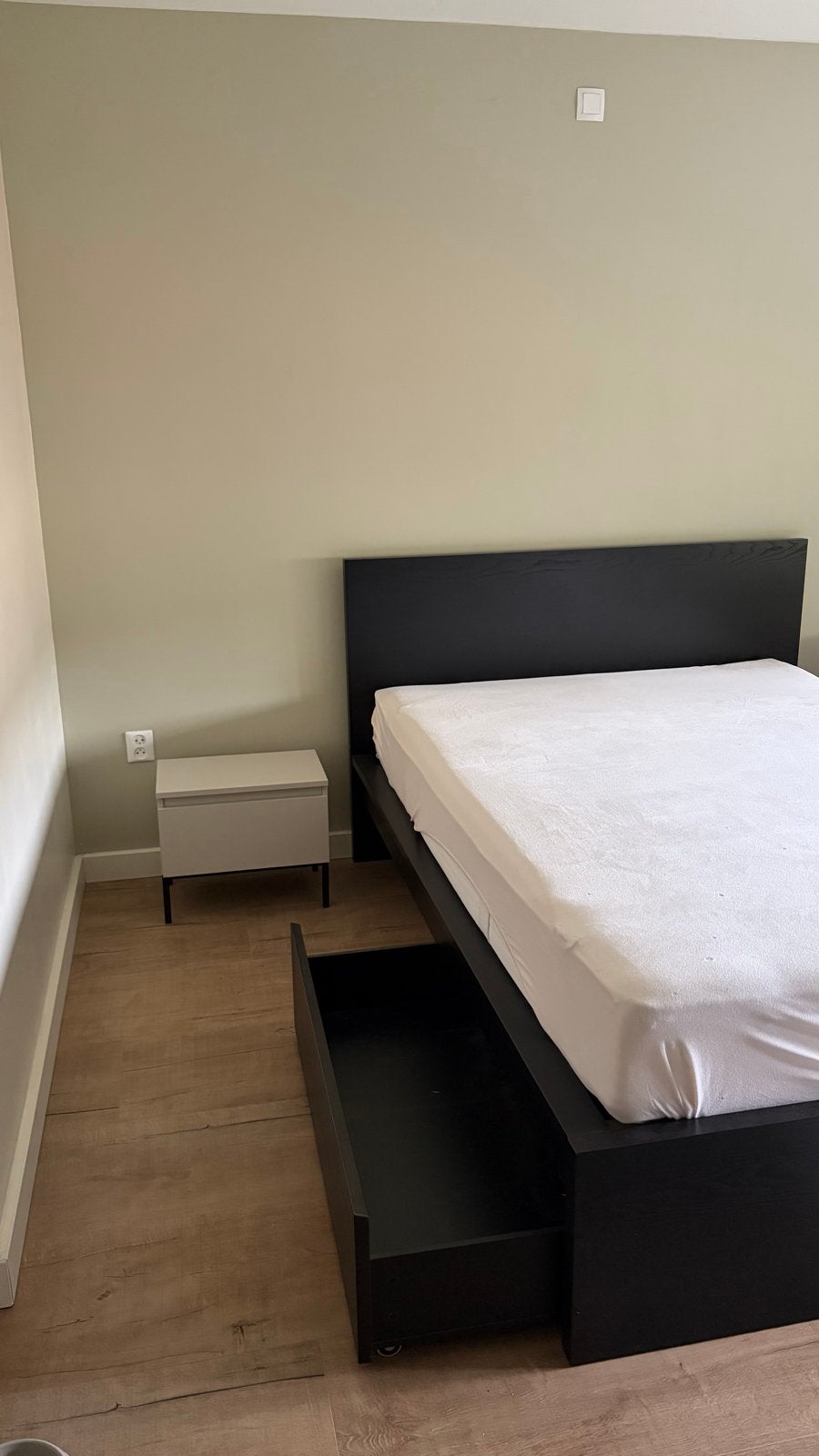 IKEA MALM bed 140x200 met matras nachtkastjes en beddengoed, Huis en Inrichting, Ophalen, Zwart, Tweepersoons, 140 cm