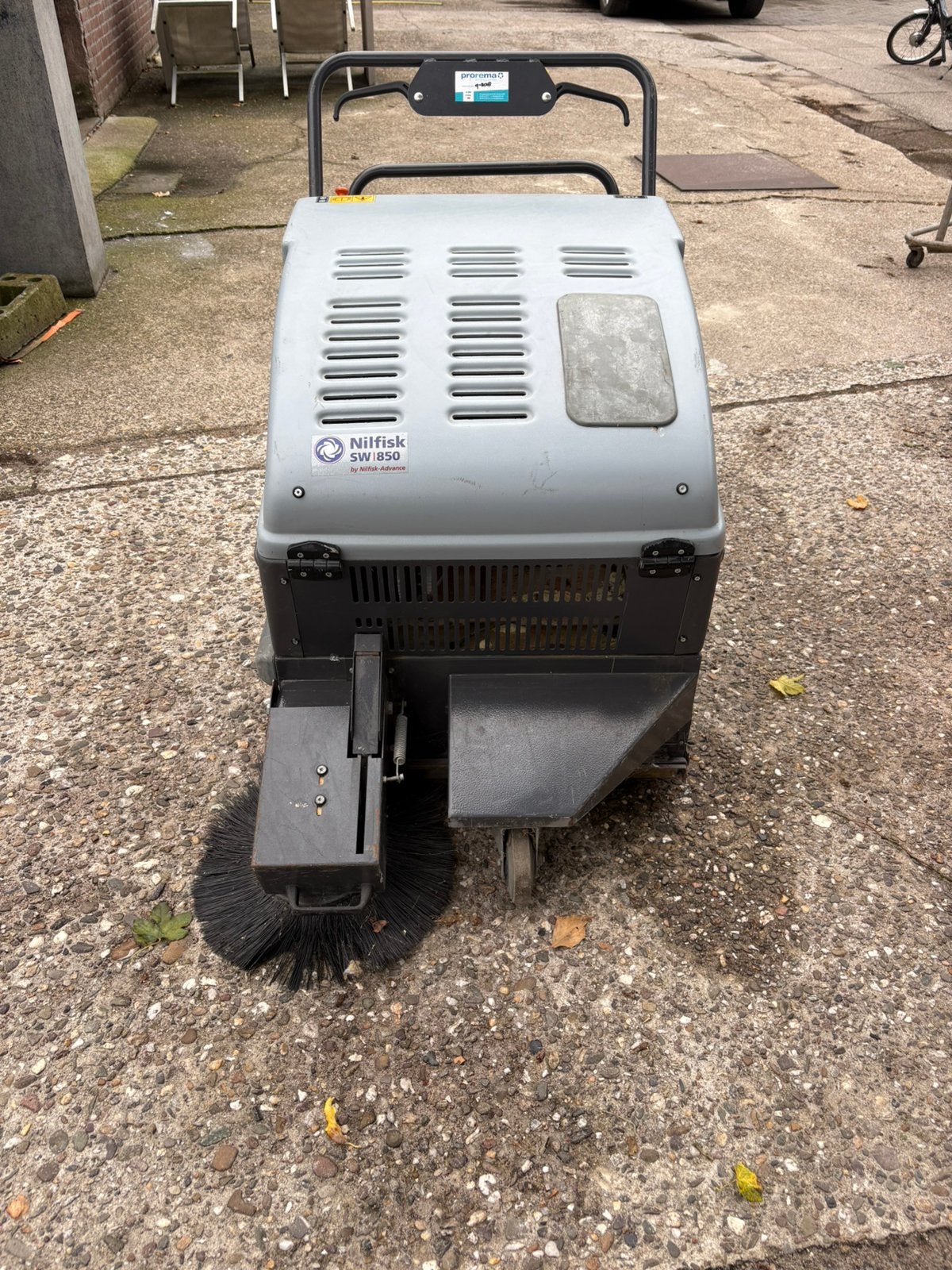 Veegmachine Nilvisk werkt op gewone accu, Tuin en Terras, Veegmachines, Ophalen, Gebruikt