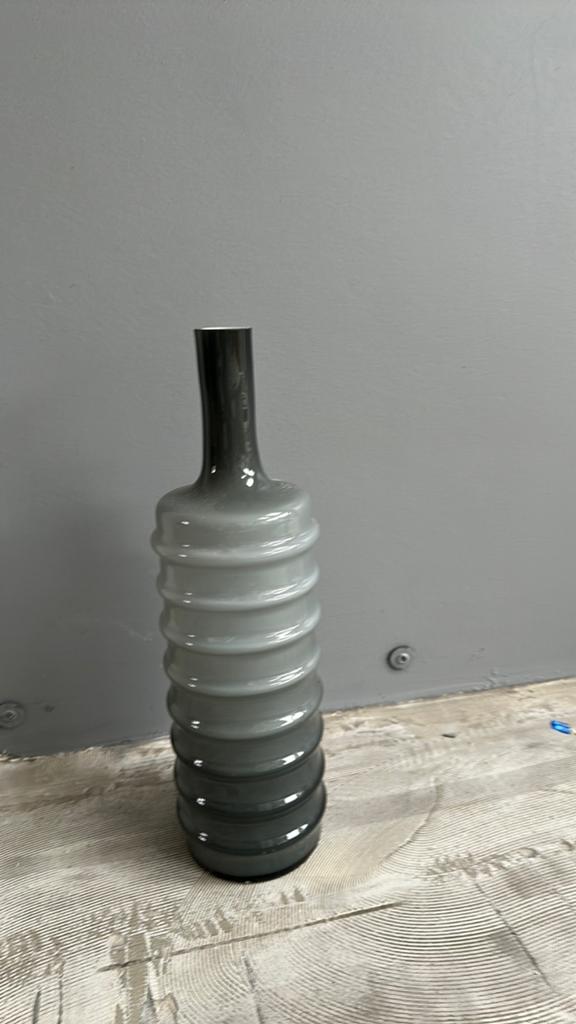 Vaas grijs ribbel groot flesvaas glas en meer decoratie, Ophalen, Zo goed als nieuw, Overige kleuren, Glas