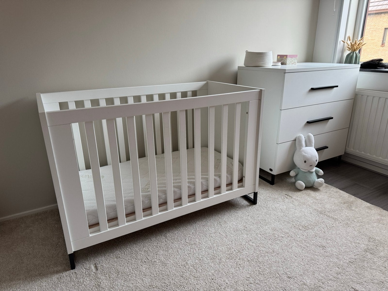 Witte Babykamer: Ledikant met matras, commode en kledingkast, Kinderen en Baby's, Kinderkamer | Bedden, Ophalen, 70 tot 85 cm